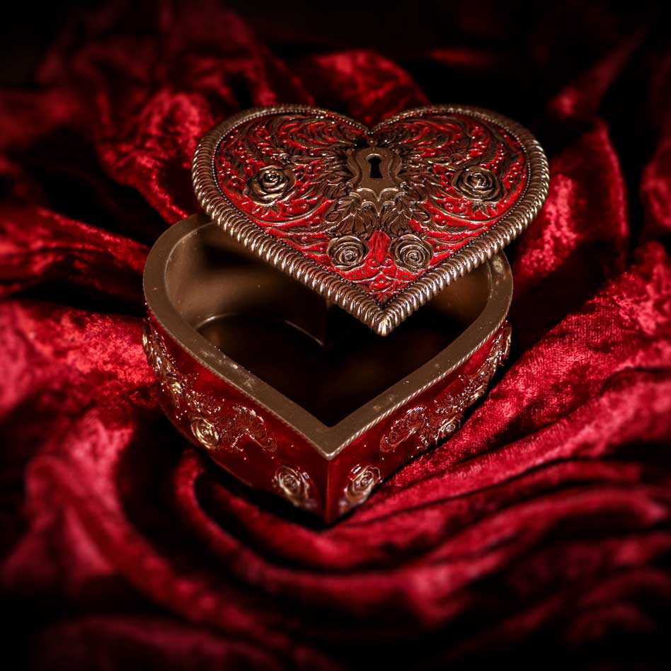 Heart trinket box lid off